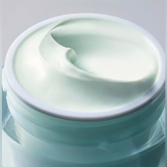 Estée Lauder
DayWear Multi-Protection - Picture 2 of 2